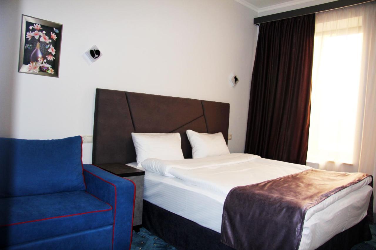 Nice Hotel 예레반 외부 사진