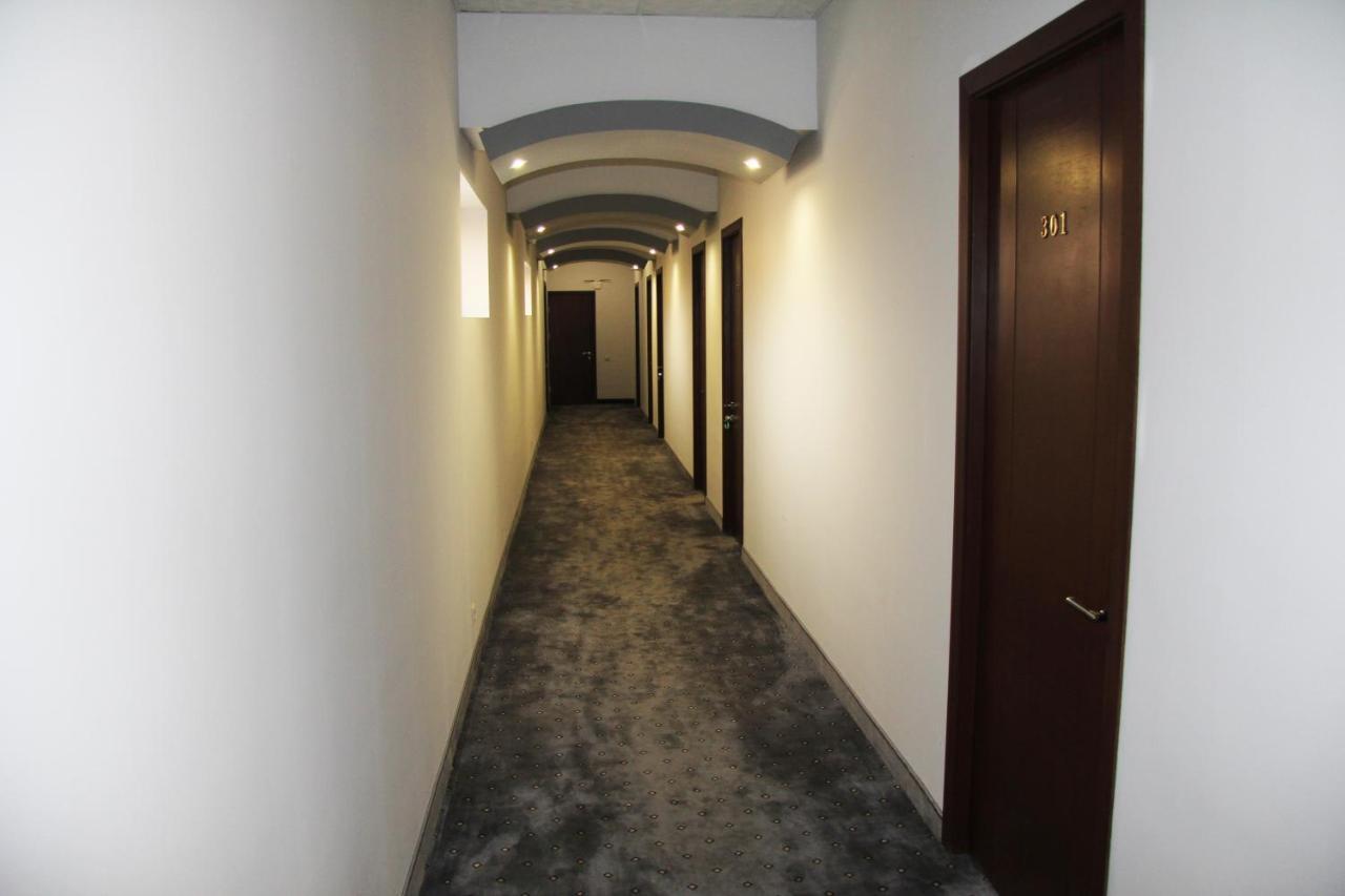 Nice Hotel 예레반 외부 사진