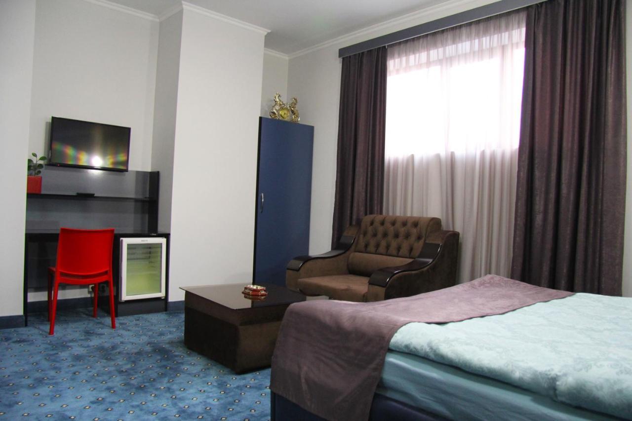 Nice Hotel 예레반 외부 사진