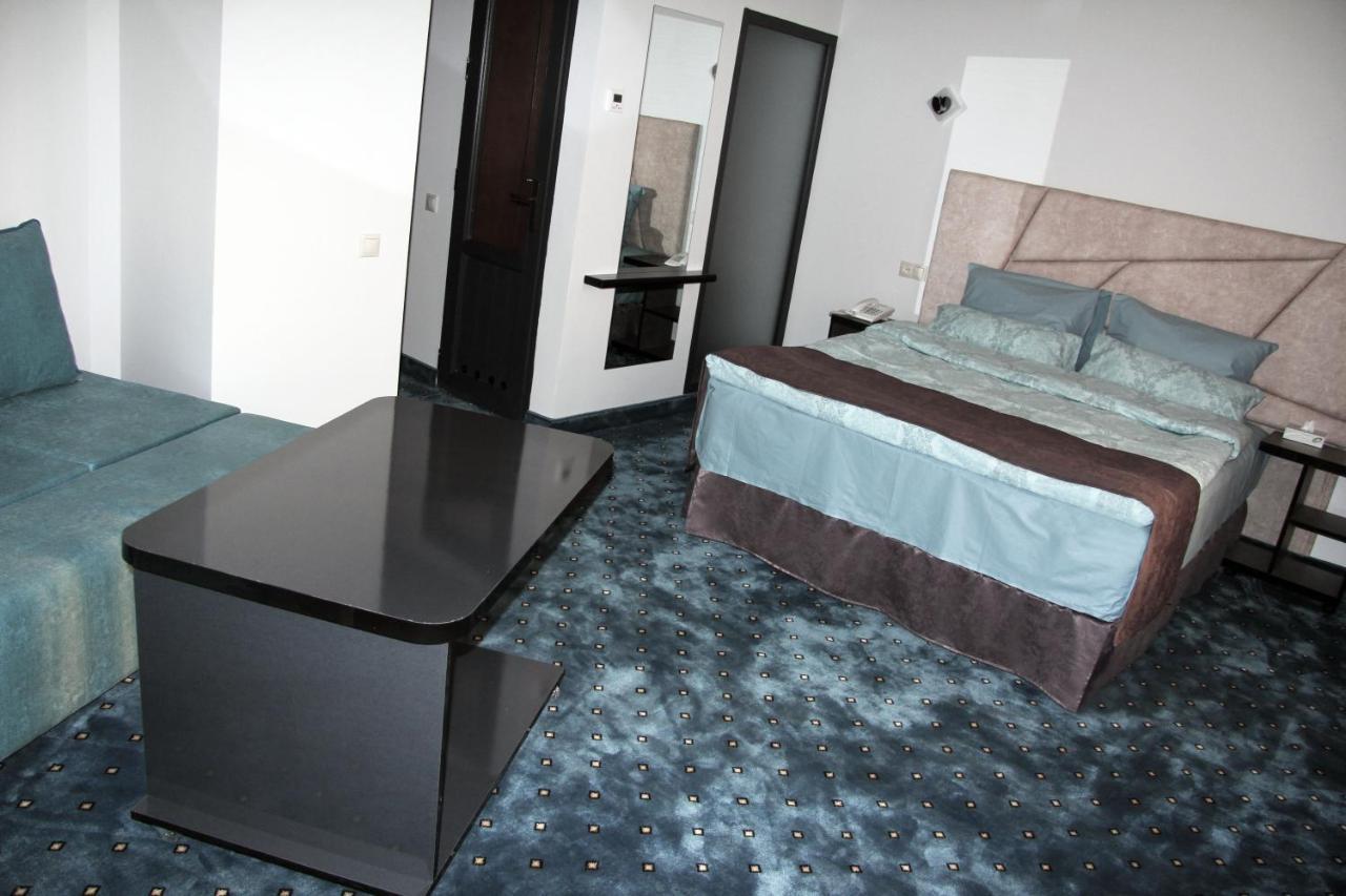 Nice Hotel 예레반 외부 사진